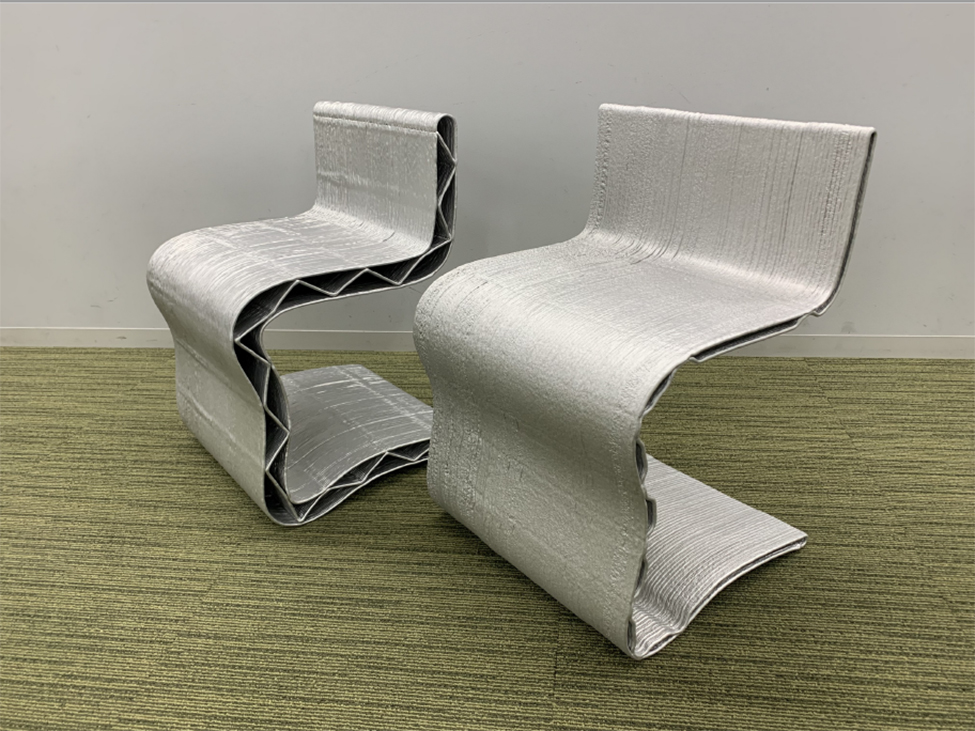 新旧ふたつのWAAM造形の椅子（手前が新）。表裏を点で接合しようとしていた当初のデザインからアップデートされた
